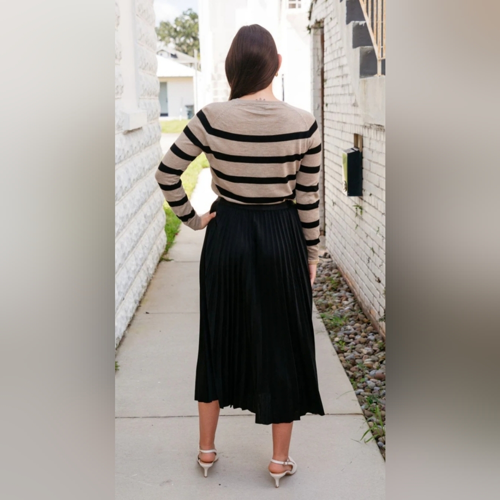 Unique Vintage pleated midi skirt black. NWT. Size M (6-8).